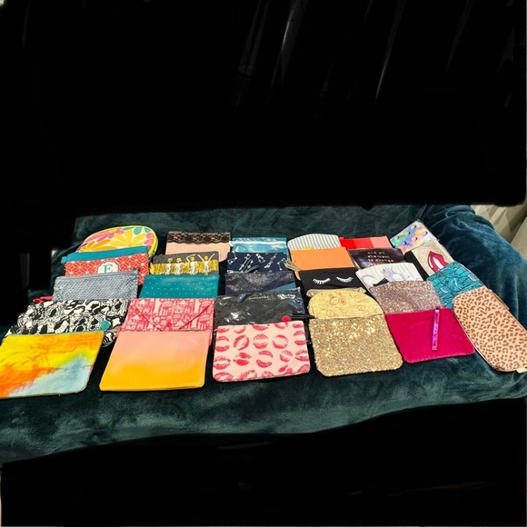 Bundle of 29 Various Colorful Cosmetic Bags - Mostly Ipsy Glambags - Picture 1 of 5
